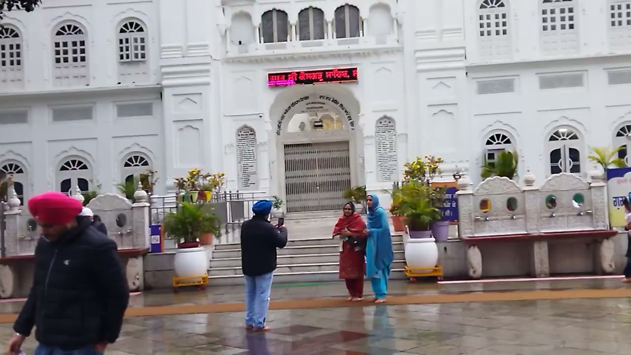 बाबा साहिब के चरणों में 