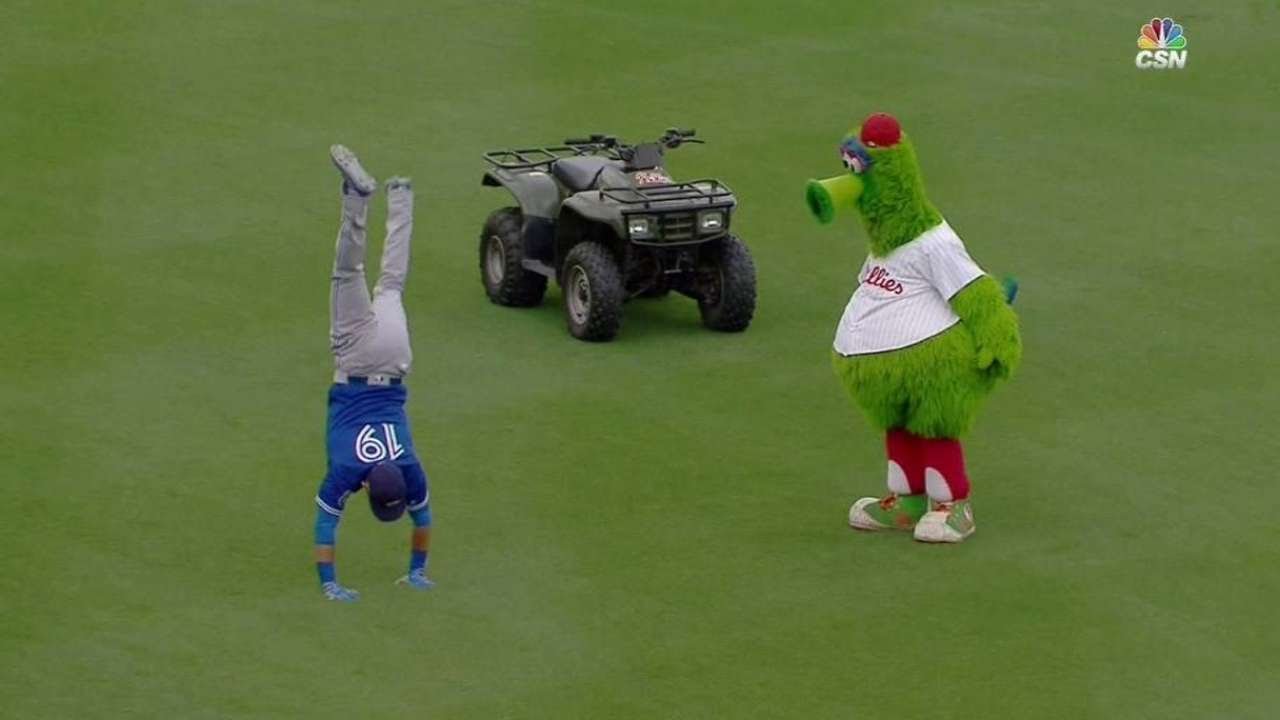 TOR@PHI: Bautista challenges Phanatic to work out