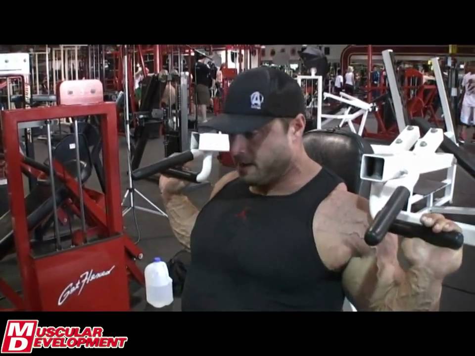 Frank McGrath hits delts in Golds after the 2009 Mr. Olympia