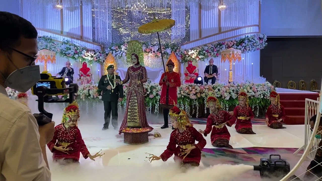 Tari Pagar Pengantin (Mahligai Entertainmen dancer)