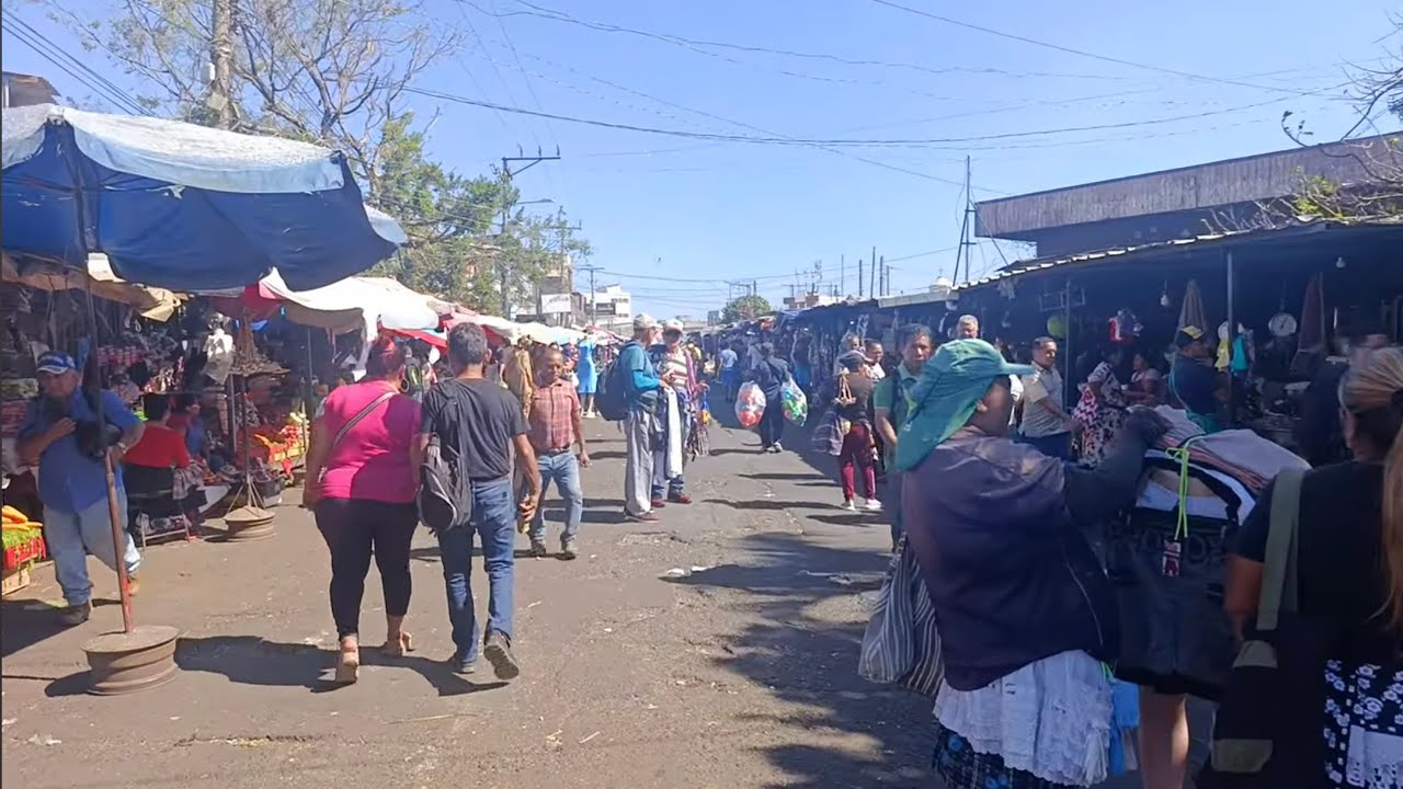 VENTAS INFORMALES AL REDEDOR DEL MERCADO CENTRAL SAN SALVADOR EL SALVADOR 