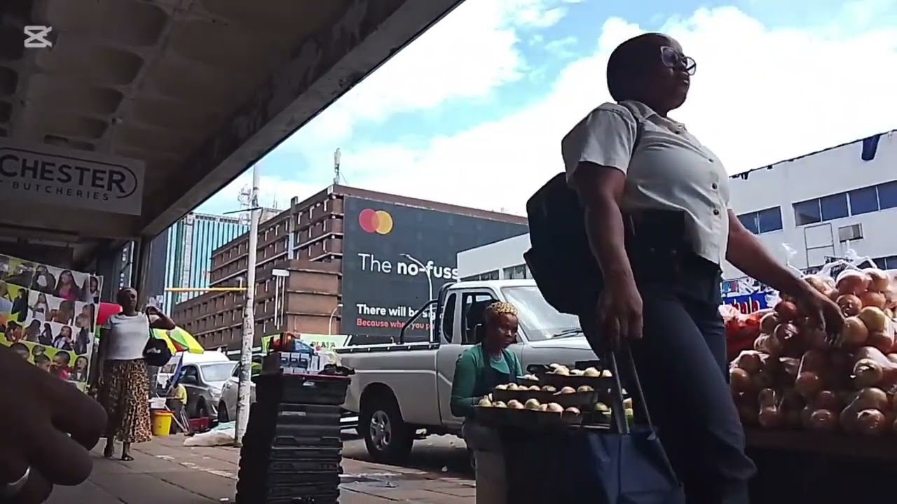 Marketplace in Durban South Africa people are busy 👋👌🇿🇦