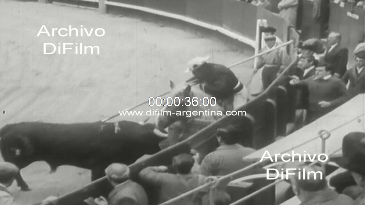 Corrida en Plaza de Toros de Madrid - Gente en la boleteria 1972