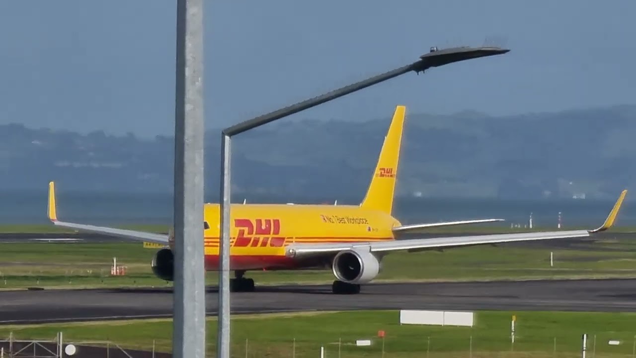 Auckland airport dhl boeing 767 takeoff