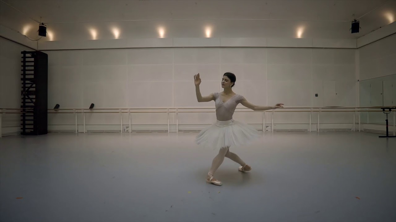 Mayara Magri as Odette, Swan Lake
