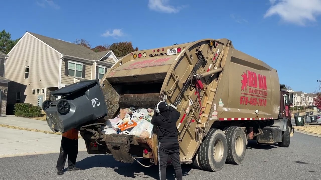 Red Oak Sanitation - Mack MRU McNeilus Rear Loader