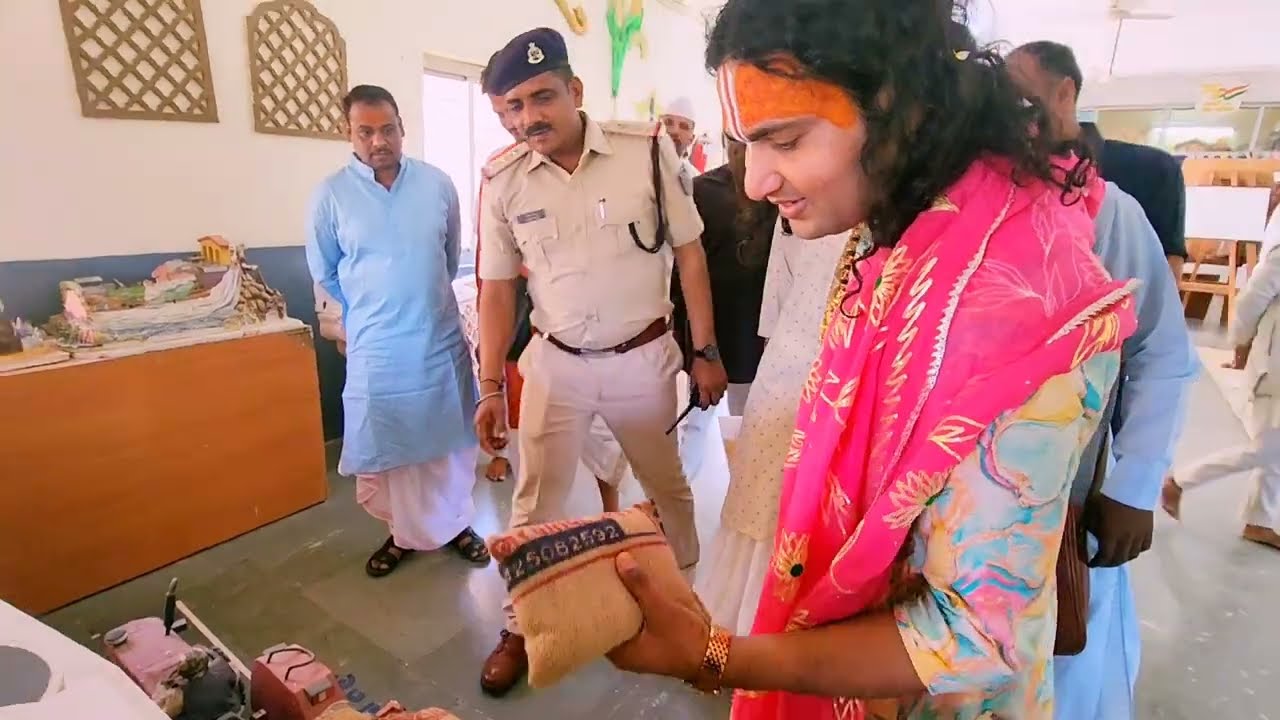 देखिए जेल में कैदियों से कैसे कराते हैं काम जेलर सहाब। गुरुजी को देखते ही हुए कैदी भावुक 😭