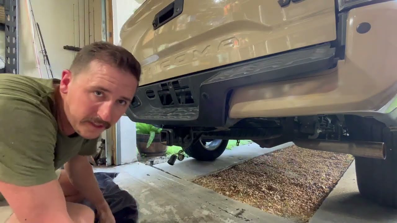 Как заменить штатный приемник фаркопа на Toyota Tacoma 3-го поколения || Снятие бампера
