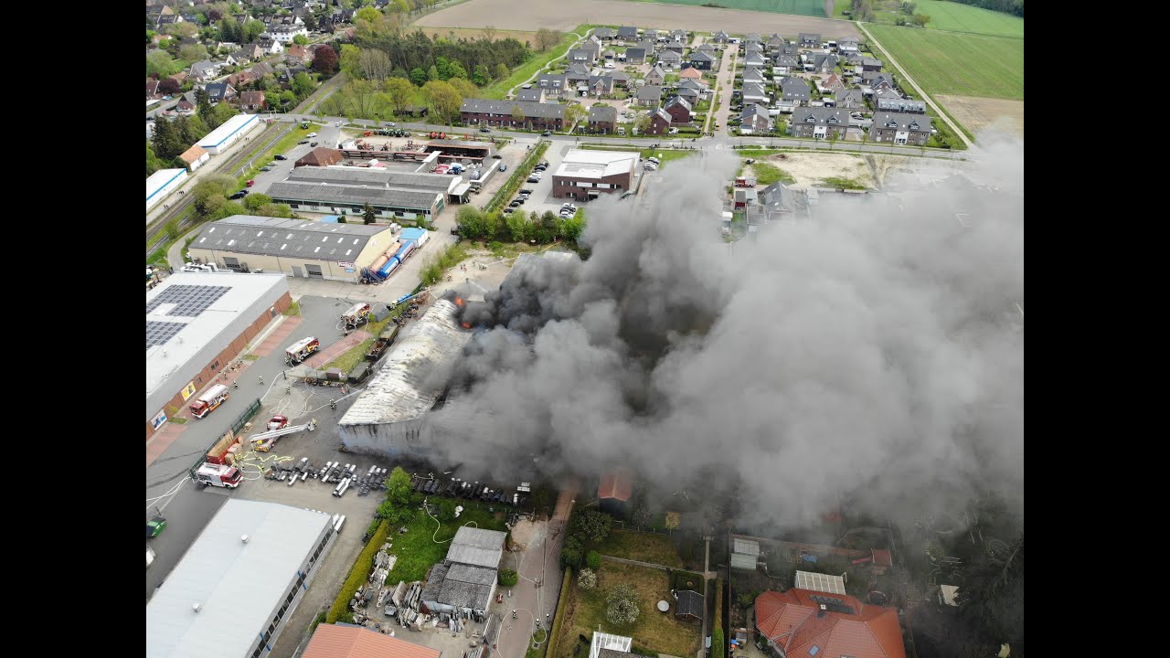 Brennt Produktionshalle in Salzhausen am 07.05.2023
