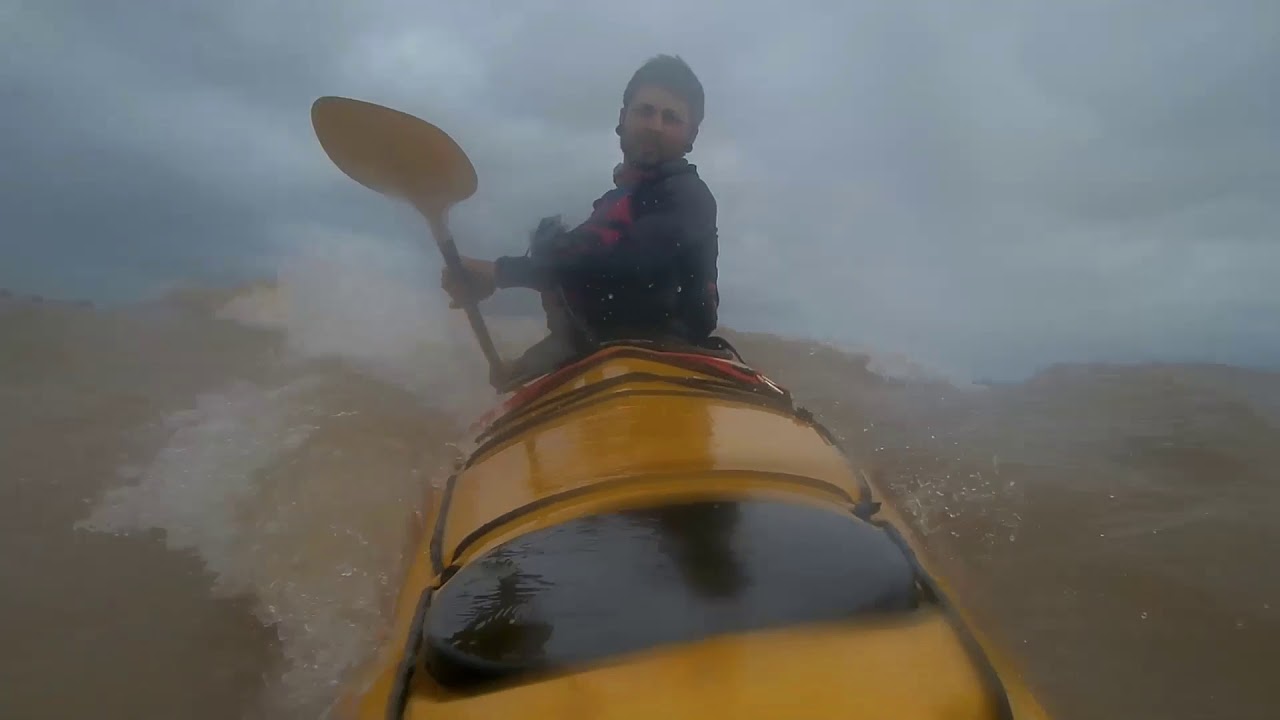 Sudestada en el Rio Parana, Rosario - Barrenando olas en kayak