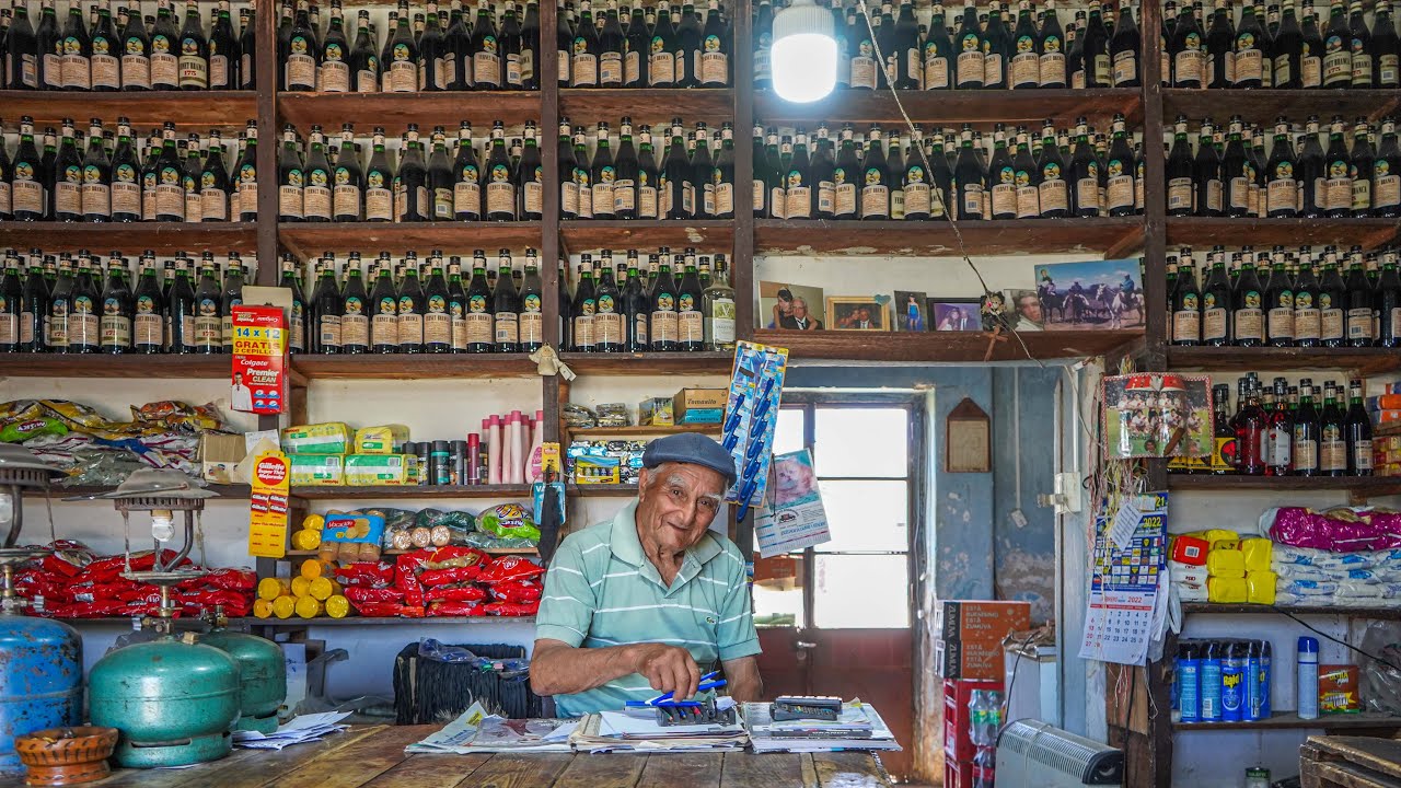 Tiene 84 años y atiende el almacén de ramos generales más cordobés que vi | Villa de Pocho, Córdoba