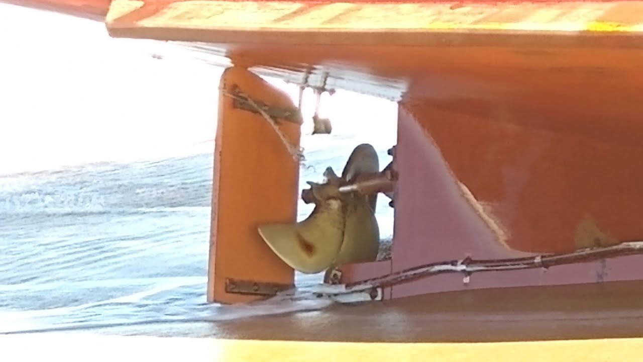 BARCO DE PESCA COM HÉLICE QUEBRADA