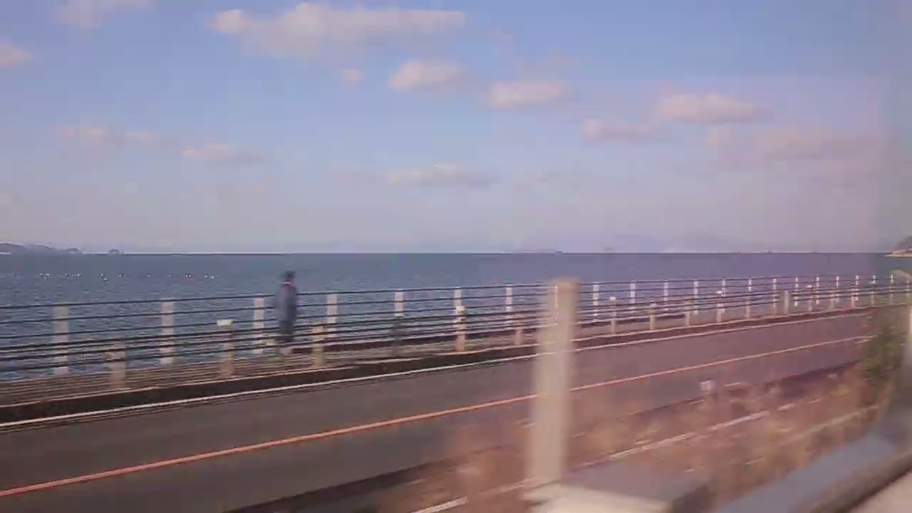 MVI 4569　おニューの松山駅からひっさしぶりに普通電車　堀江過ぎの海