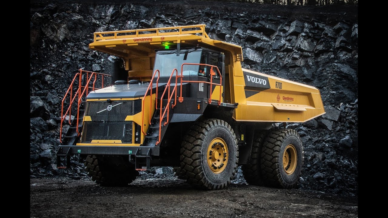 E & JW Glendinning Ltd take delivery of the first Volvo R70D sold in GB