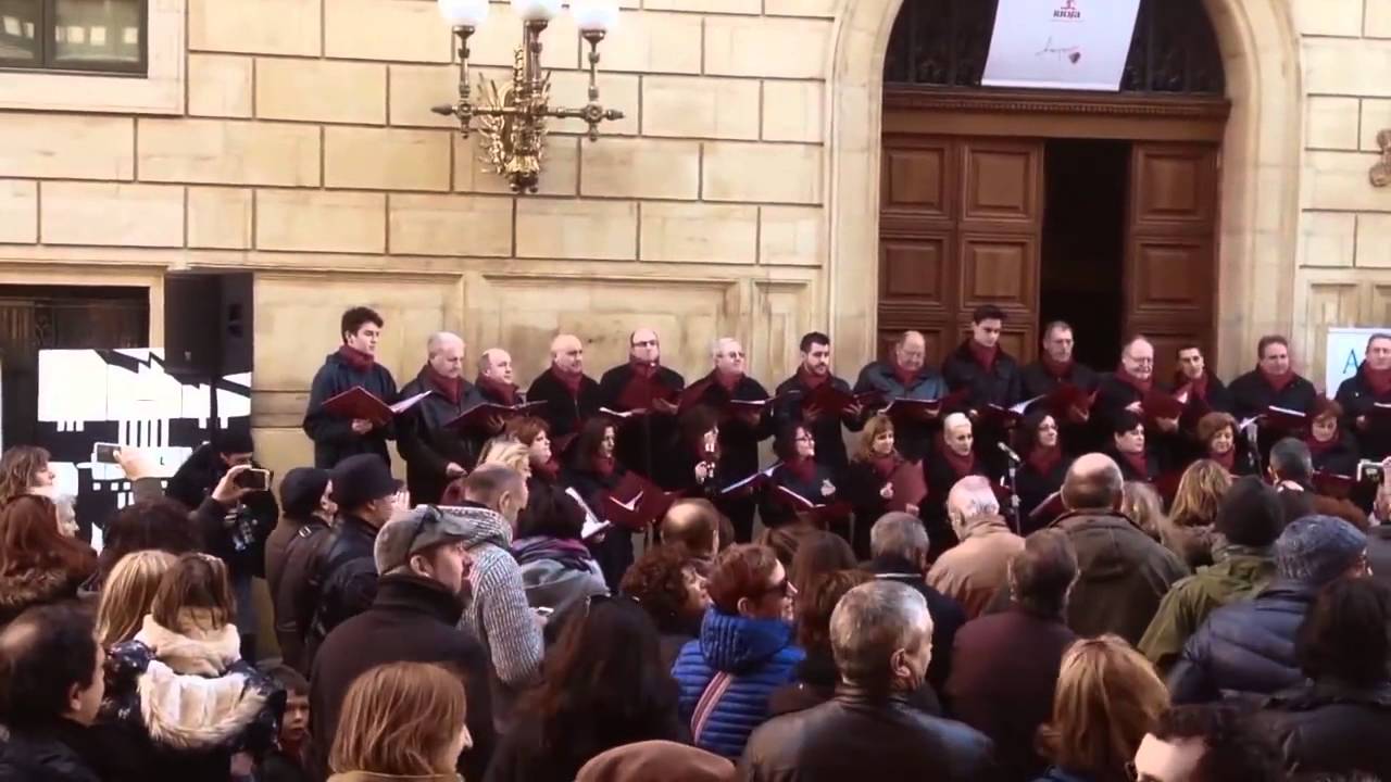 El Orfeón Logroñés interpreta 'Mierda de ciudad', de Kortatu