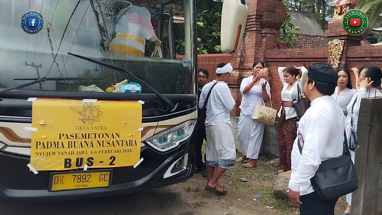 Rombongan dari Bali Tirta Yatra ke Pura Majapahit Trowulan