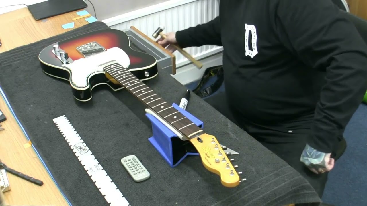 Squier Classic Vibe Telecaster Custom для уровня ладов и настройки...