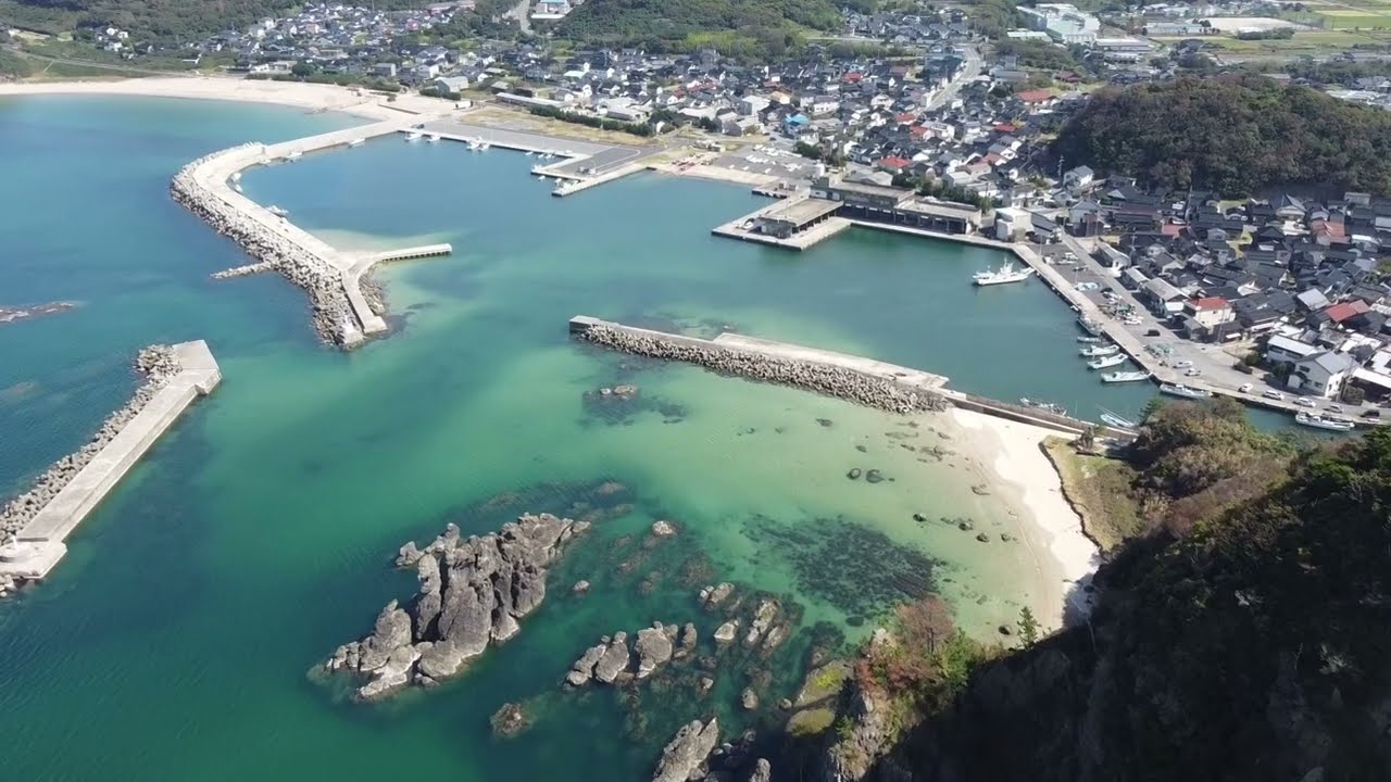 【ドローン撮影】島根県大田市仁摩町仁万、仁万漁港、仁万海水浴場全景