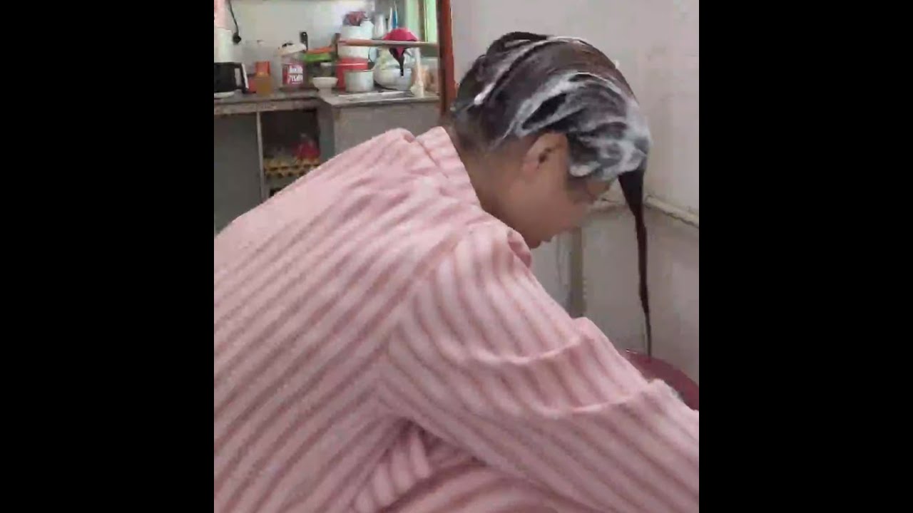 Too baggy pajamas while washing hair 🧴洗头时候睡衣太宽松了