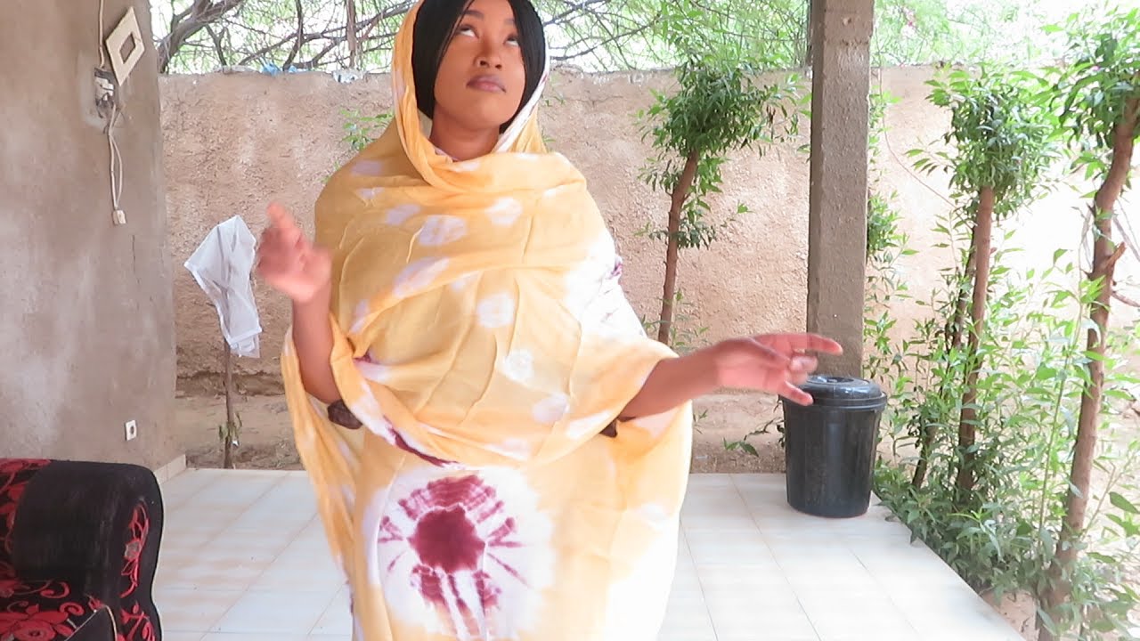How to wrap yourself in a fabric like African women.