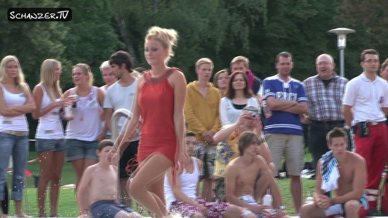 ARCHIV: Turmspringen 2010 im Freibad Ingolstadt