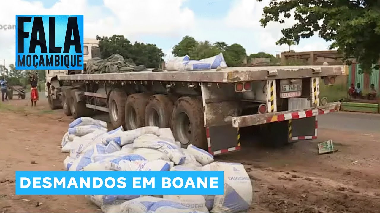 Em Boane: População bloqueia estrada e saqueia camião com perto de 700 sacos de cimento @PortalFM24