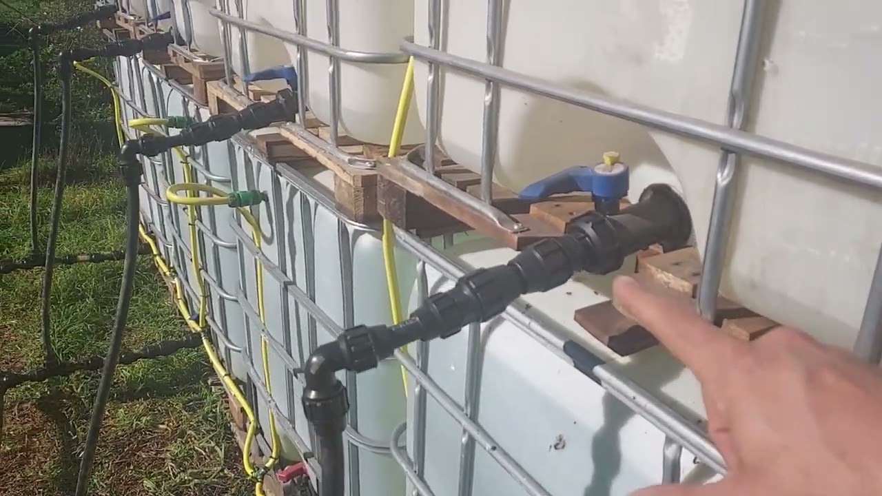 Instalación en serie de bidones de 1000 litros para abastecer de agua un campo.