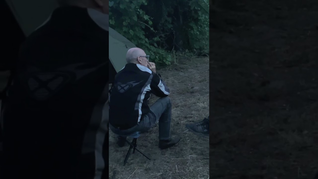 AJÁNLÓ: "A KÜLDÖNC" - esti beszélgetés egy szőlőlugas árnyékában 