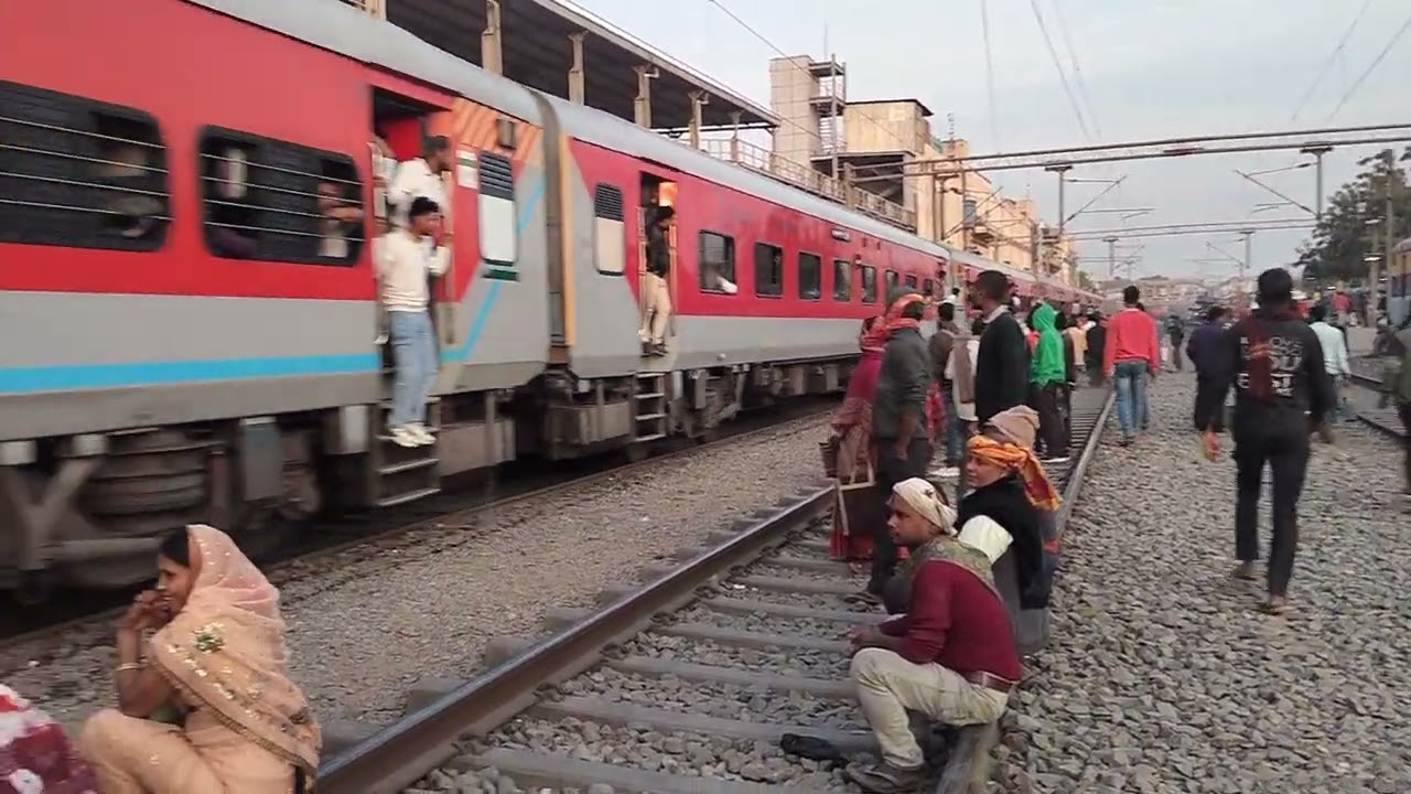 Arrival of 13402 Danapur Bhagalpur Intercity express at Patna Sahib Railway Station. Huge crowds