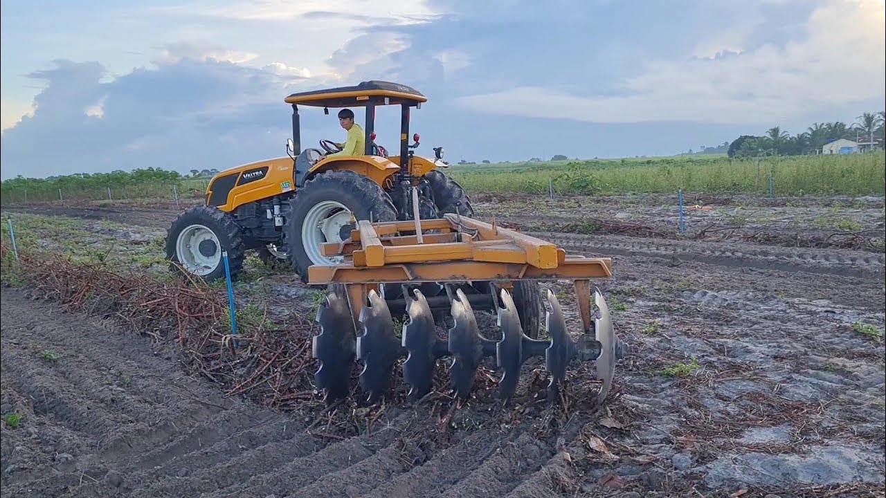 Trator valtra a800r cortando terra para o plantio de milho