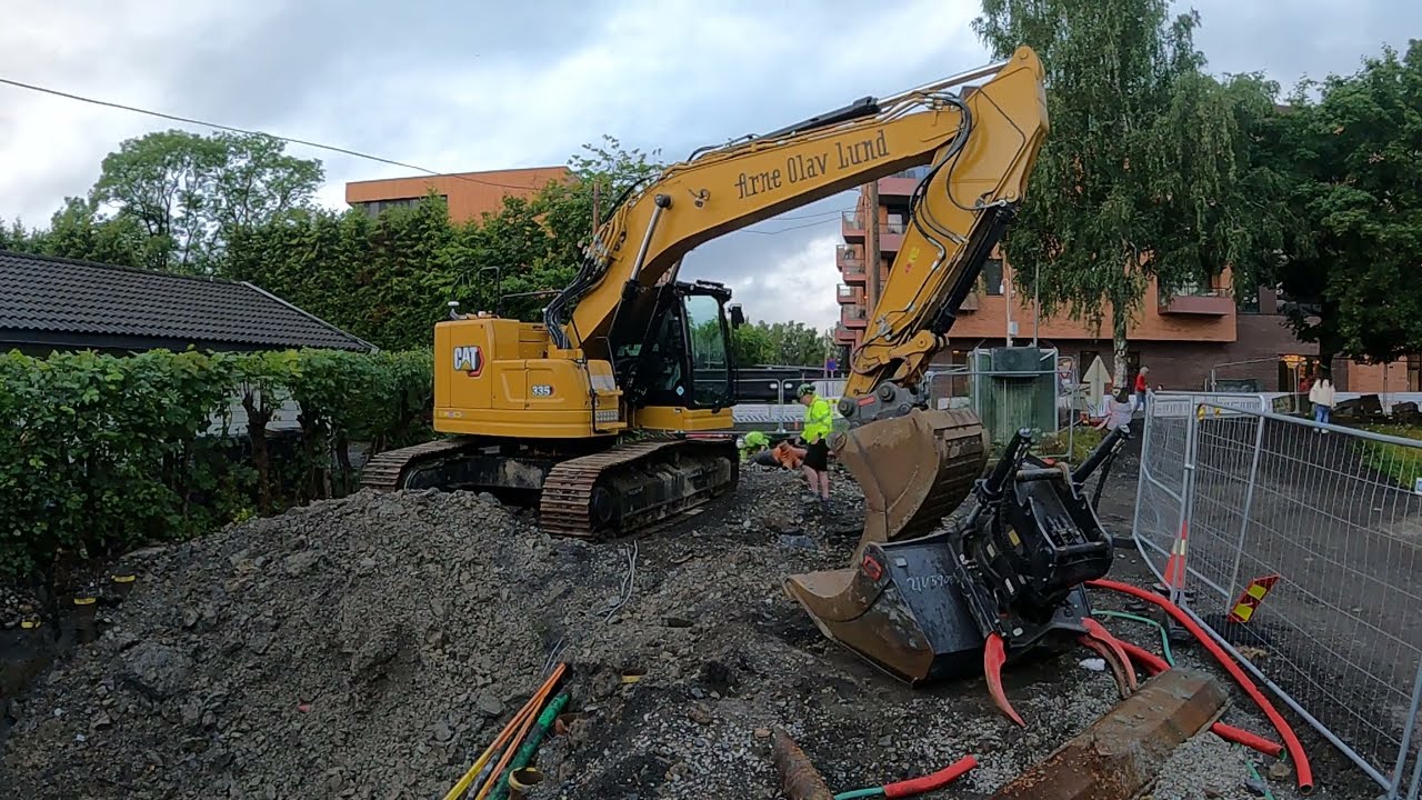 cat 335 next gen with @OilQuick loading trucks and digging ditch💪