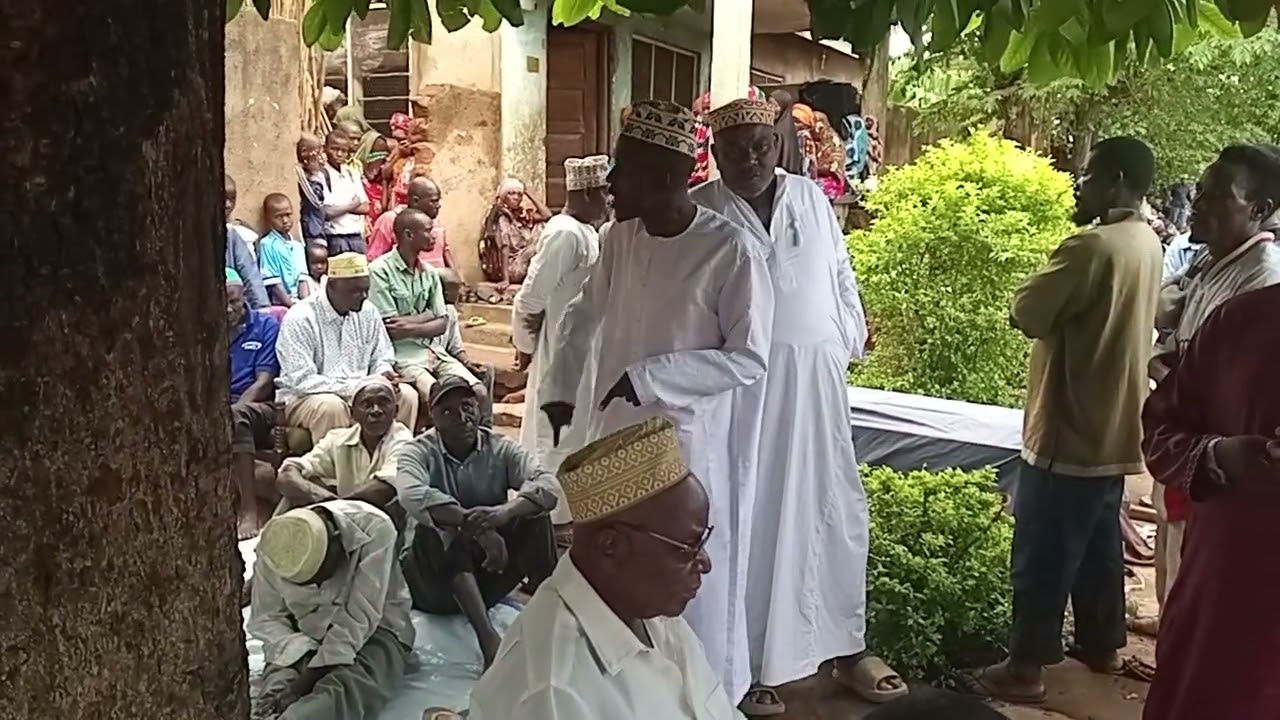 SHEKHE MWALKO AKIMKARIBISHA MDOGO WAKE KATIKA MSIBA WAMWANAHARAKATI ALIE RUDI KWAALLAH