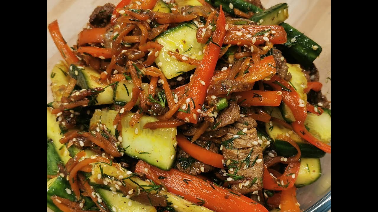 Köstlicher Salat mit Rindfleisch, Gurke, Paprika! Megalecker!
