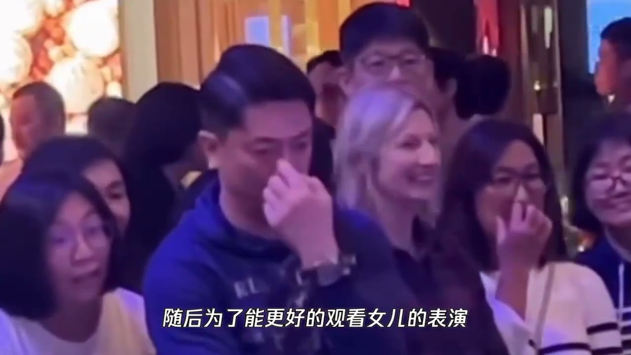 霍建华观看女儿演出，眼神全程不离小海豚，不时扭头与林心如交流