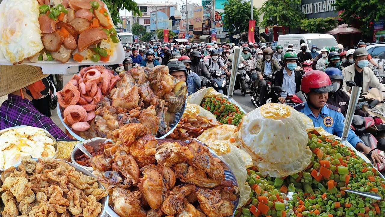 cận cảnh Xe CƠM CHIÊN MÌ XÀO BÒ 20K Tuy vỉa hè nhưng Ngon Rẻ Sạch Sẽ cho người lao động ăn ở Sài Gòn
