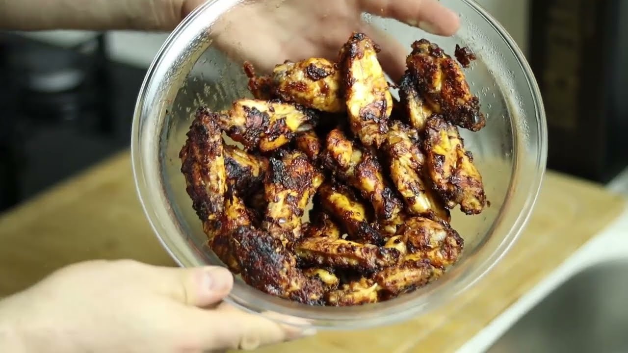أجنحة دجاج مشوية في الفرن ومدخنة طعمها لا يصدق!