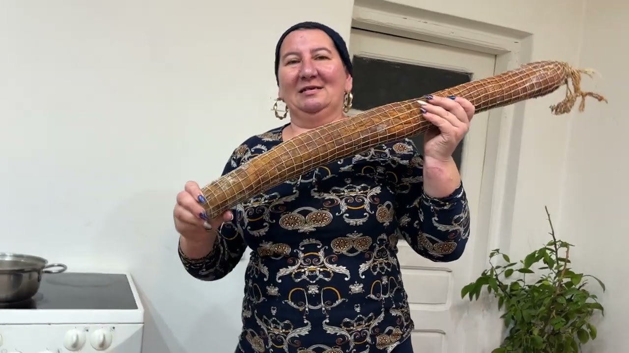 Cui credeți ca vrea să-i ducă persida macaroane la tavă