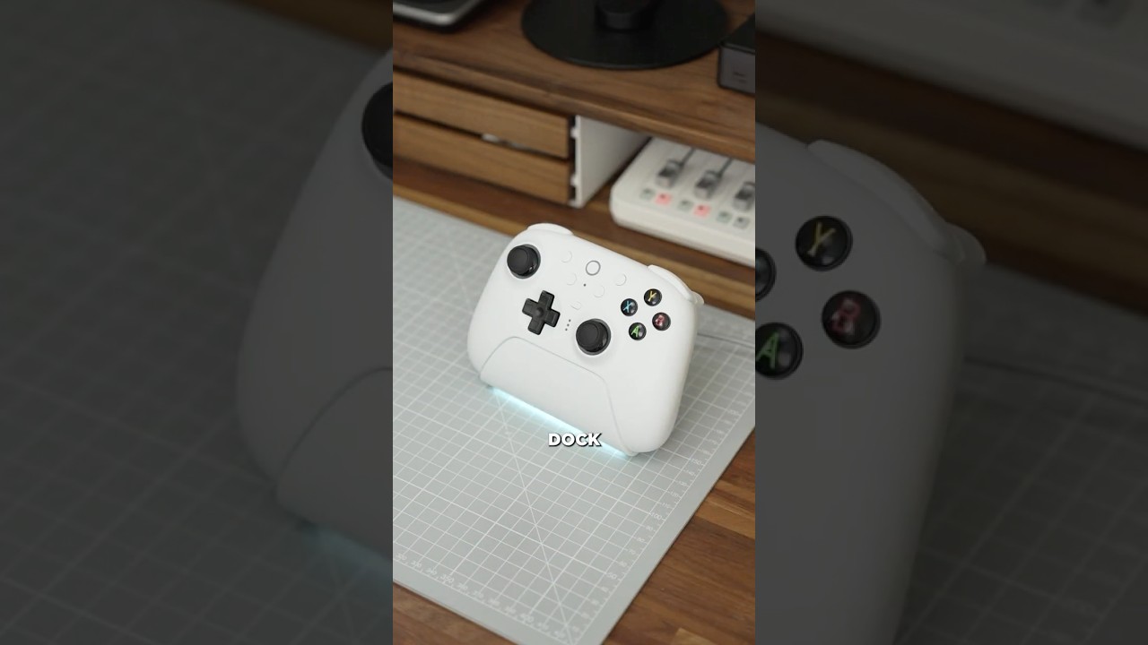 Cette manette est vendu avec un dock, c'est la Ultimate 2 de chez 8bitdo