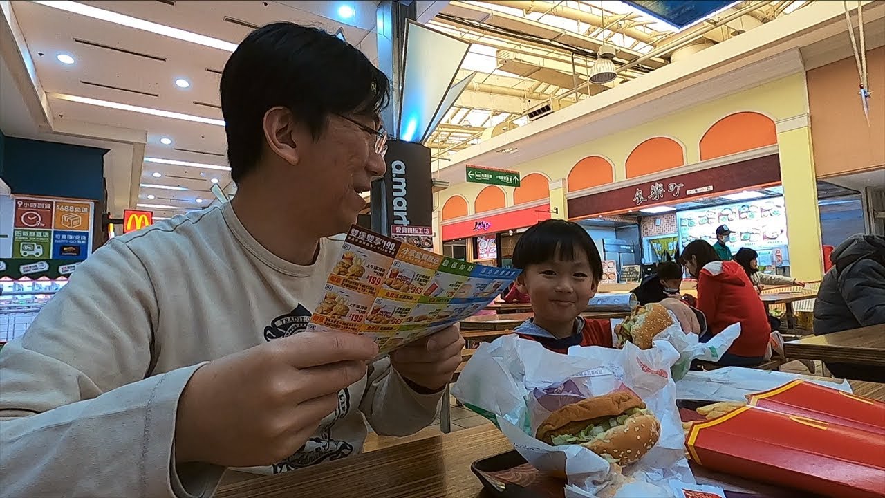 媽媽不在..吃麥當勞偷偷點了兩份大薯｜還送我們小禮物