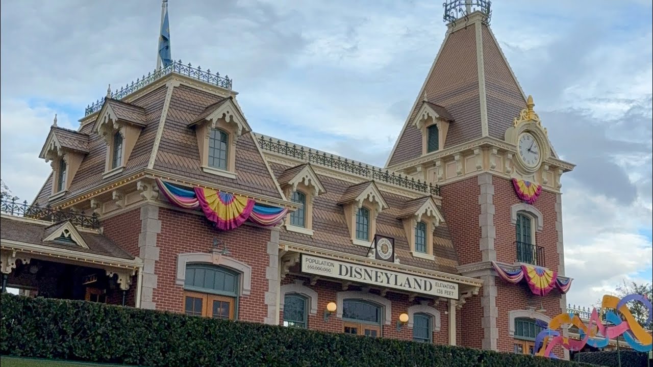 Disneyland Train POV- Tomorrowland to MainStreet