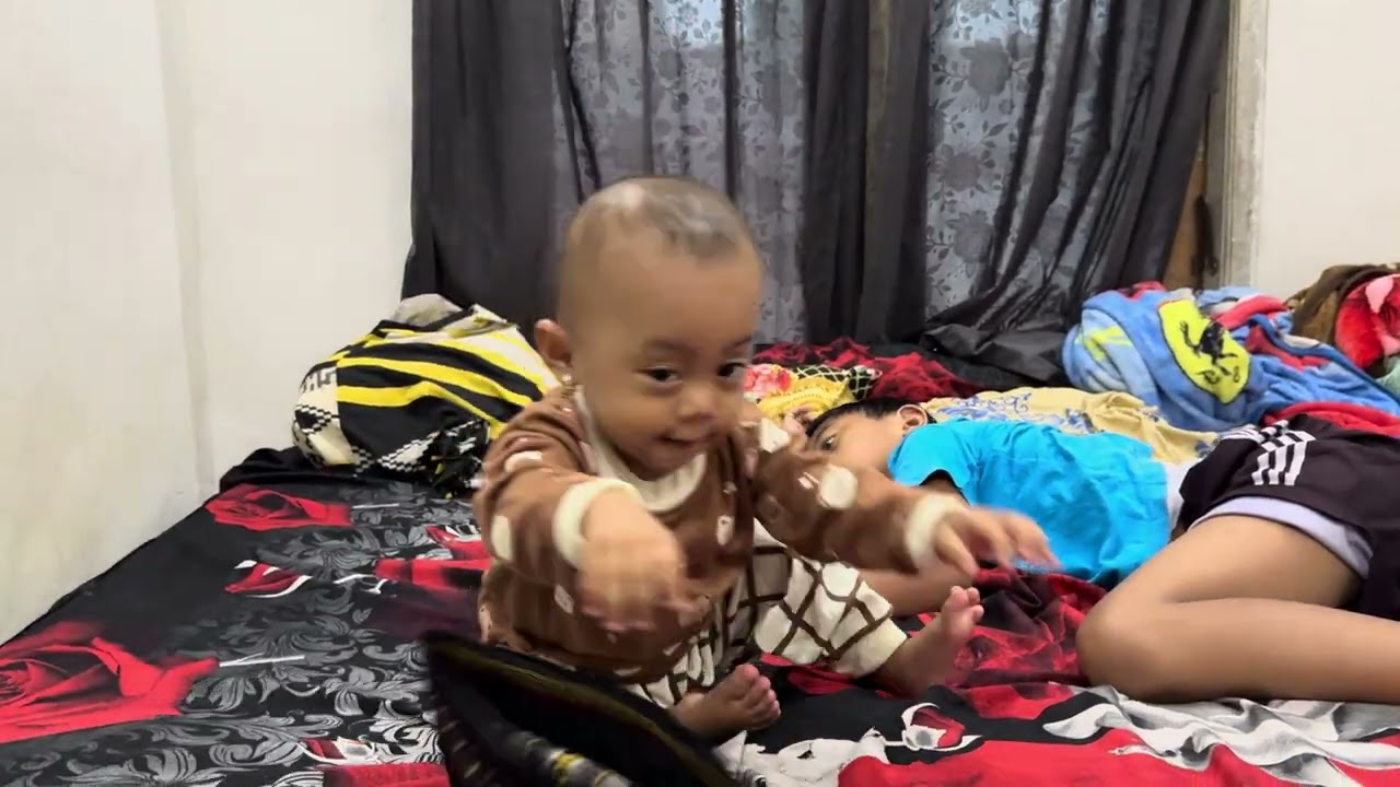 adik tya lagi nyobain baju baru gaes 😬