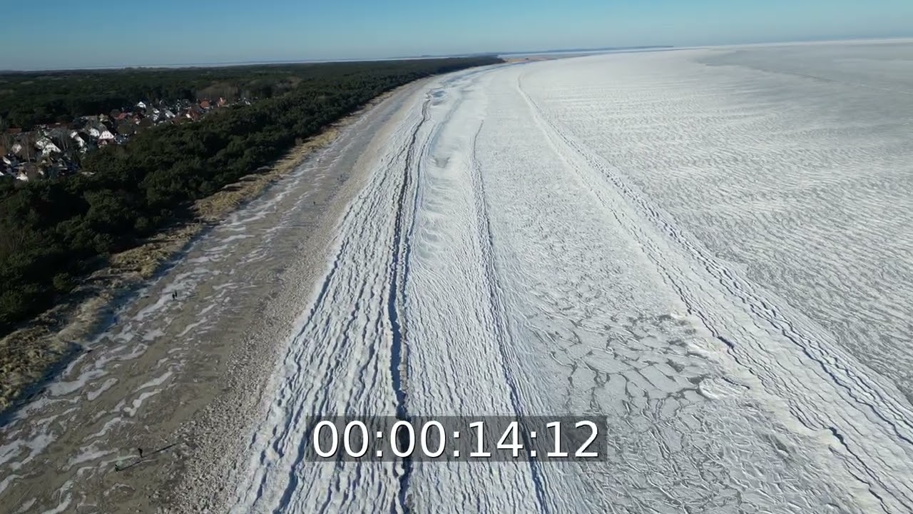 Winterluftbild Gefrorene Meeres- Wasseroberfläche der Ostsee in Karlshagen im Bundesland ...