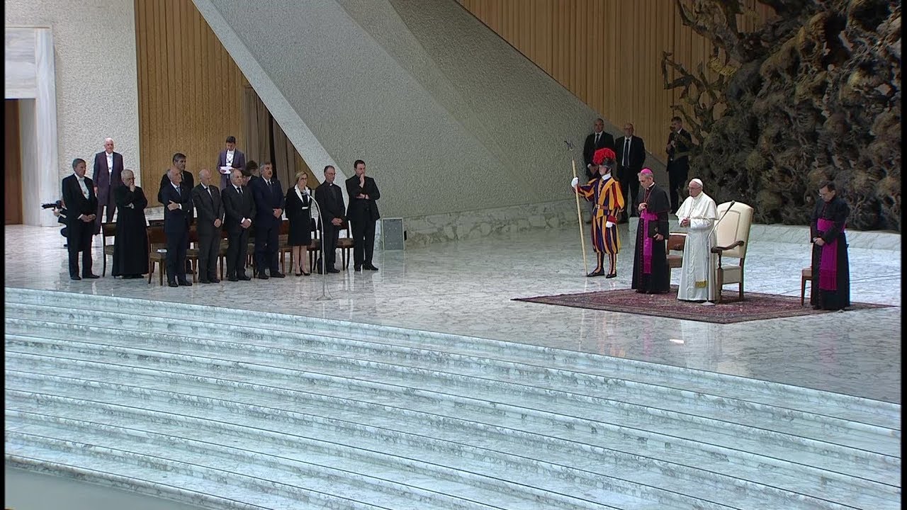 Tears during Pope Francis' encounter with police: “This world needs kindness”
