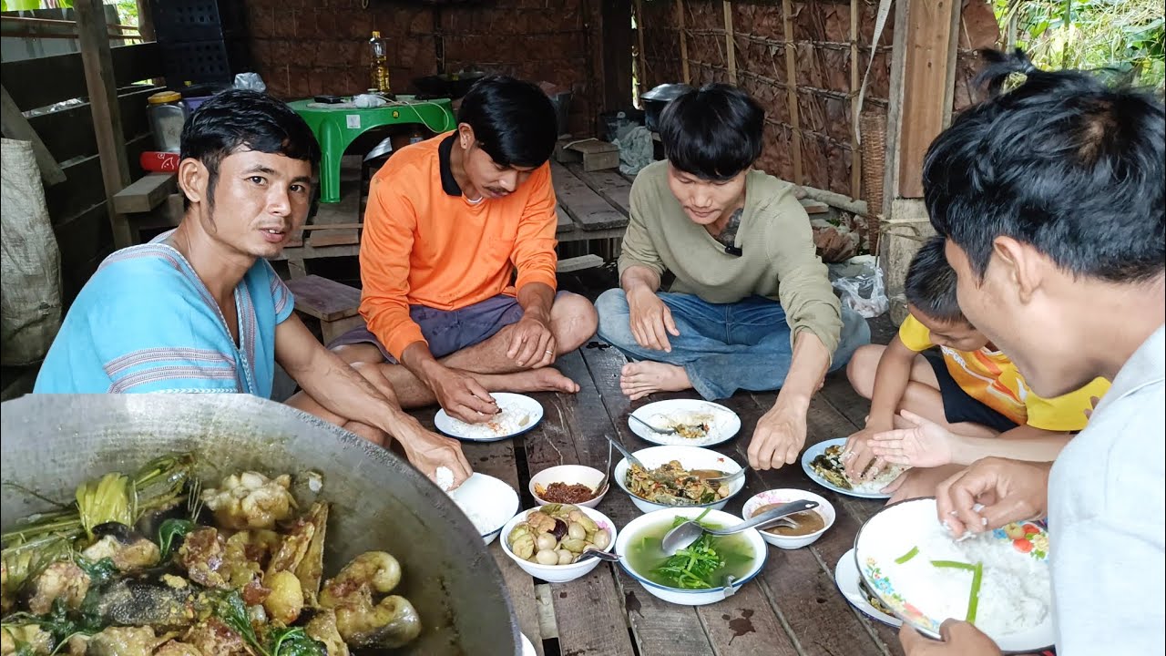 Karen Food Catfish curry is very delicious.