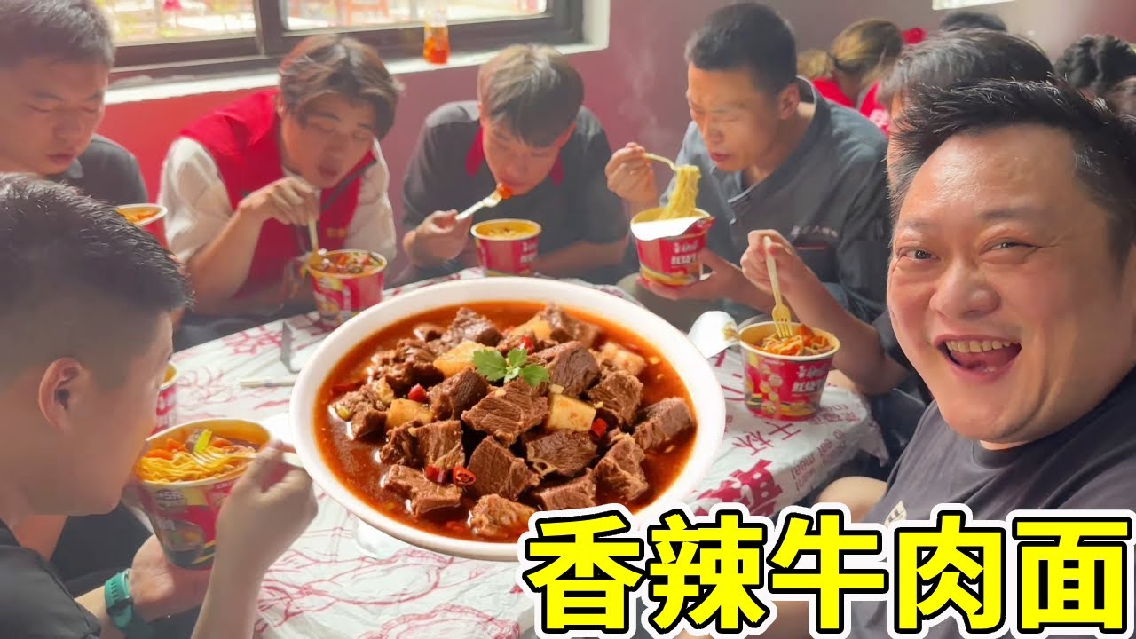 大排档人员流动太大，胖龙做“高配版牛肉面”犒劳员工，顺便问问啥情况？【胖龙和小家伙】