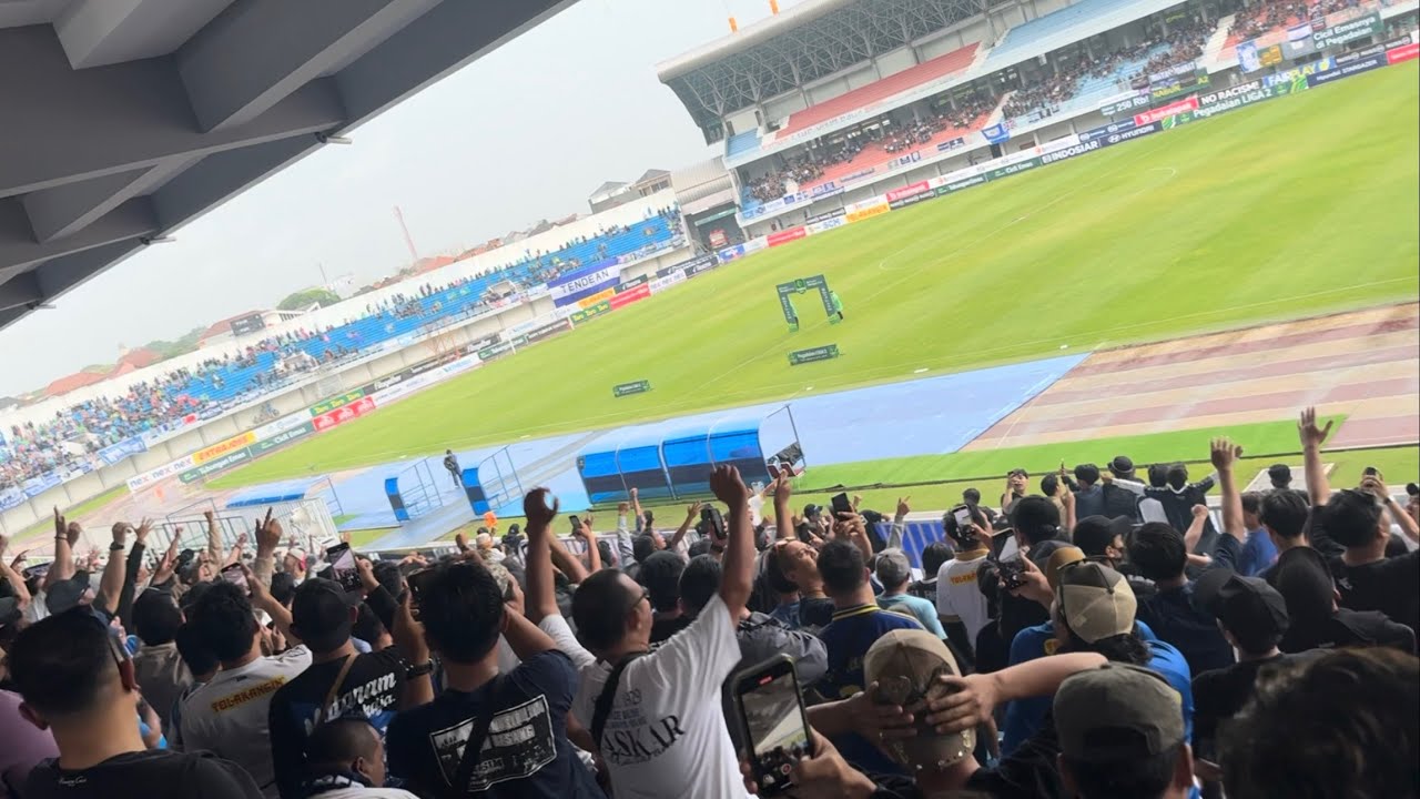 BIKIN MERINDING! BRAJAMUSTI KOMPAK NYANYIKAN INI SESAAT JELANG KICK OFF PSIM vs PSPS