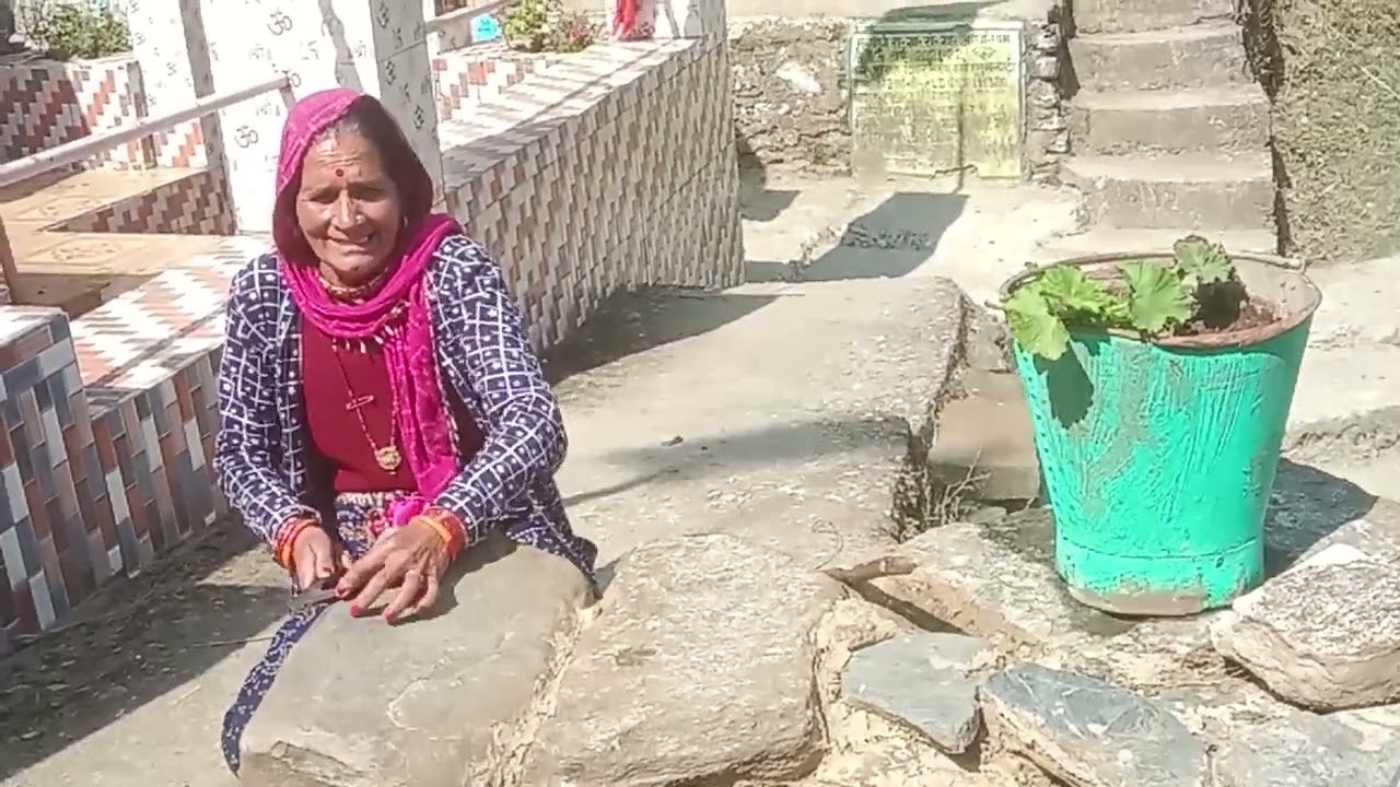 पहाड़ मा जब घास जांदा हमारी बेटी बुवारी जंगल मां लगोंदा खुदेणीं गीत लगोंणा छीन तौ सुणा