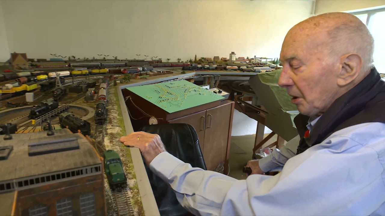 95-årige Kaj leger stadig med tog