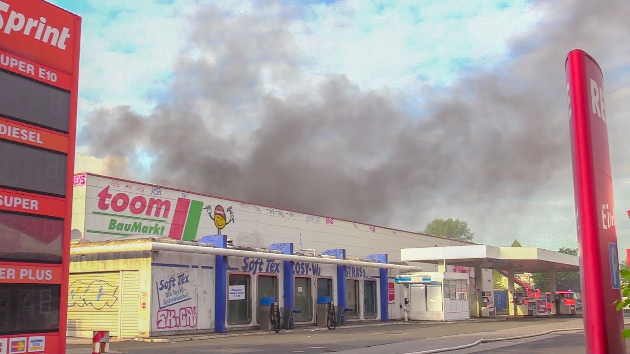 [AUSGEDEHNTER BRAND IN EINEM BAUMARKT] - Starke Rauchentwicklung | Großeinsatz Feuerwehr Düsseldorf