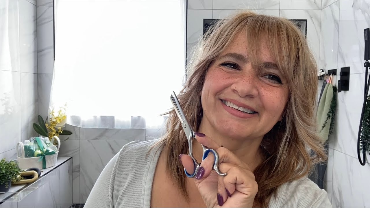 كيف بقص شعري مدرج في البيت ✂️ قصة بتصغرك في السن